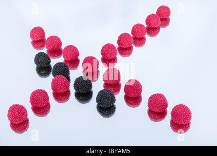 Deux lignes de bonbons. Berry et de bleuet Banque D'Images