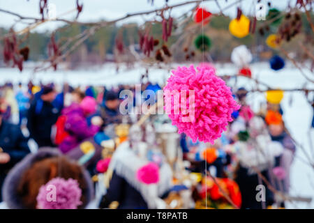 Balles en tricot, décoration sur les arbres Banque D'Images