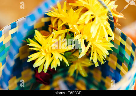 Fleurs dans un panier Banque D'Images