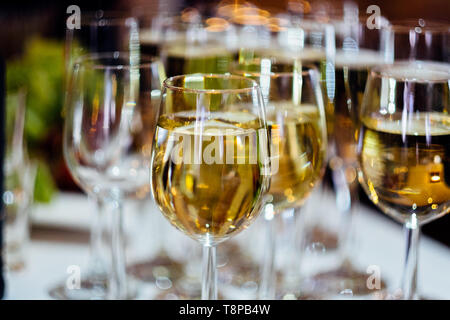 Beaucoup de lunettes. Verres de vin. Buffet. Les boissons. Pour les plats du restaurant. Banque D'Images