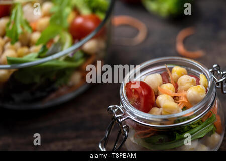 Maison saine et de pois chiches salade de légumes, l'alimentation, l'alimentation végétarienne, végétalienne mis sur fond de bois Banque D'Images