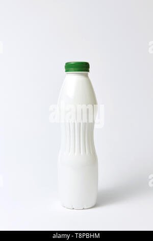 Bouteille De Lait En Plastique Isolé Sur Blanc Crème Banque D'Images et  Photos Libres De Droits. Image 24525385