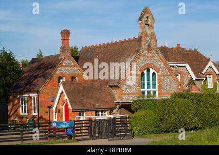 La victorienne traditionnelle briques et silex bâtiment scolaire, toujours utilisé à Peppard, Oxfordshire Banque D'Images