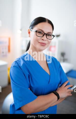 Dark-haired woman Smiling travailler comme travailleur de la santé Banque D'Images