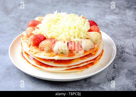 Pizza au fromage et fraise, doux, Pizza Pizza gâteau pn fond blanc Banque D'Images