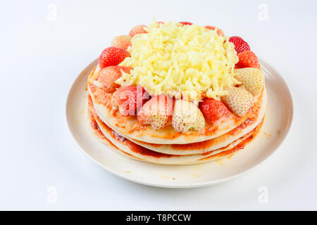 Pizza au fromage et fraise, doux, Pizza Pizza gâteau pn fond blanc Banque D'Images