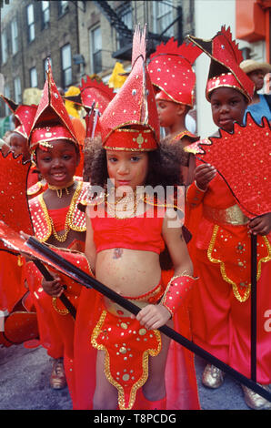 Groupe de danse à la Caribbean Children's Parade à Brooklyn, New York. Banque D'Images