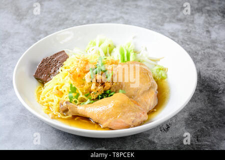 Une assiette de poulet et nouilles potage aux légumes Banque D'Images
