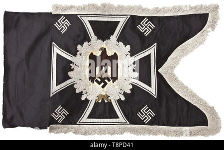 Une norme d'une unité du génie drapeau noir en tissu, les deux faces d'une armée blanche brodés à la main en noir et brun sur la soie de couleur crème, le bec et les serres rendue en broderie d'or, entouré d'une feuille de chêne brodées d'argent couronne sur une croix de fer, de l'appliqué quatre croix gammées dans les coins. Frange d'argent sur trois côtés. Ouvrez le manchon en tissu avec de nombreux trous de clous. Force absolument état. Presque une occasion unique d'acquérir cette norme extrêmement rares. Dimensions environ 100 x 60 cm., historique, historique, ingénieur Sapeurs et mineurs, ingénieurs, milit, Editorial-Use-seulement Banque D'Images