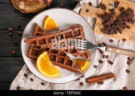 Délicieux gaufre avec des tranches d'orange sur la plaque Banque D'Images