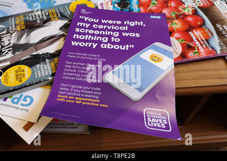 Un dépliant qui donne des conseils aux patients sur le dépistage du cancer du col de vu dans un NHS médecins locaux salle d'attente de chirurgie dans le Warwickshire, Royaume-Uni, le 14 mai 2019. Banque D'Images