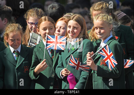 Les enfants attendent d'avoir un aperçu de la duchesse de Cambridge comme elle quitte Bletchley Park où elle affichait une exposition spéciale D-Day dans le bâtiment nouvellement restauré de téléscripteur. Banque D'Images