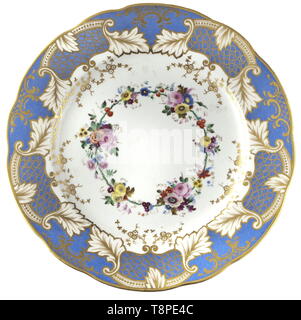 Une plaque de la table de service de la Grande-Duchesse Olga Nikolaïevna Romanova, Manufacture de Porcelaine impériale de Russie Saint-pétersbourg, circa 1840, Blanc porcelaine émaillée, la bordure bleu clair avec des cartouches d'or et décor de feuillages, le centre décoré de fleurs peintes à la main. Sur le fond le bleu acier marque sous glaçure N 'I' de la Manufacture impériale de Saint-Pétersbourg. Diamètre 25 cm. Le service était un cadeau de son père, le Tsar Nicolas I, et une partie de sa dot. D'excellente conservation et de fabrication. Provenance : la Grande-Duchesse Olga, Additional-Rights Clearance-Info-Nikolae-Not-Available Banque D'Images