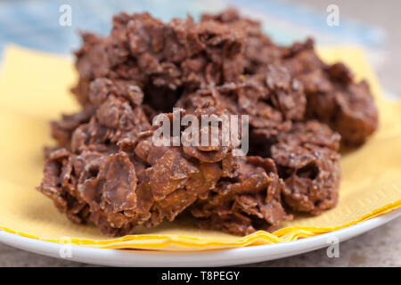 Gâteaux au chocolat en flocons de maïs d'une simple recette de gâteau parti pour les enfants de faire Banque D'Images