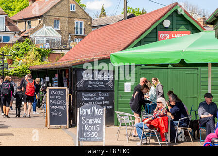 Lakeside Cafe sur Maldon Promenade River front, Essex, Royaume-Uni. Les gens à l'extérieur avec des tableaux noirs annonçant des menus de nourriture et de boisson. Rouleaux de saucisse faits maison Banque D'Images