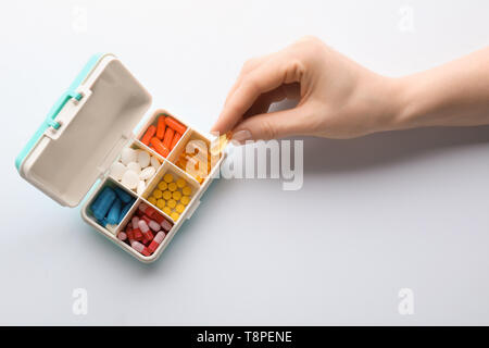 Femme en tenant comp de récipient en plastique sur fond blanc Banque D'Images