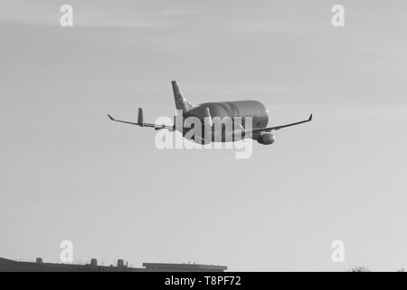 Nouveaux Airbus Beluga XG landing pour la première fois à Hawarden airport Banque D'Images