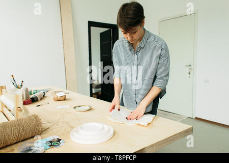 Packs cadeau fille sur une table en bois dans un studio Banque D'Images