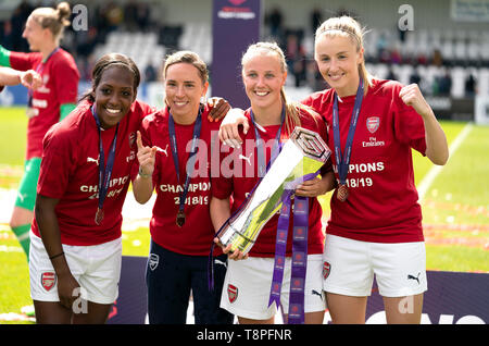 L'arsenal Danielle Carter (à gauche), la Jordanie Nobbs, Kim Little, et Léa Williamson (à droite) célébrer avec la FA Women's Super League Trophy Banque D'Images