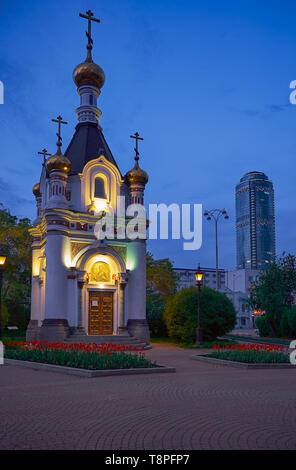 Vue de nuit de la chapelle de sainte Catherine la place du travail avec un centre d'affaires Vysotsky en arrière-plan. Yekaterinburg, Russie Banque D'Images