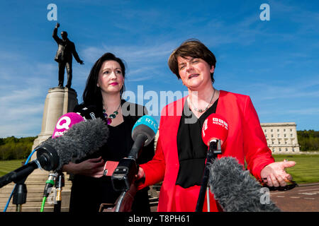 Leader DUP Arlene Foster (à droite) avec le collègue de parti Emma Little-Pengelly MP parlant avec media après une réunion avec les partis politiques et des dirigeants de l'église de se rencontrer et de faire le bilan de la première semaine de négociations à Stormont. Banque D'Images