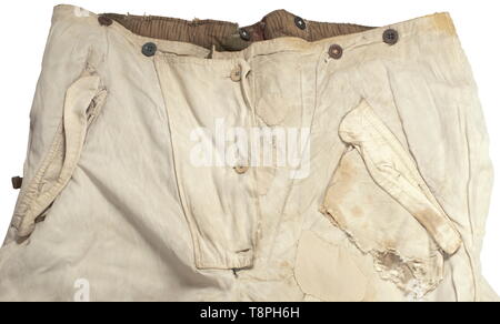 Une combinaison uniforme de camouflage veste doublée avec marsh fait de gros drap de laine, hiver/été réversible, double-breasted, avec le capot. Dans la partie inférieure deux poches à rabat de chaque côté, pas de timbre. Matériel pantalon comme avant, une poche latérale de chaque côté, avec plusieurs liens de serrage, l'élastique avec poinçon 'Uniformwerke F.Reitz Antwerpen-Merksem" ainsi que la taille '1'. Livré avec une paire de mitaines, estampillé avec RB nombre, et un capot supplémentaire ainsi qu'un camouflage réversible pour couvrir le casque d'acier (chaque sans timbre). Avec raccommode, des signes de vieillissement et d'utilisation. hist, Editorial-Use-seulement Banque D'Images