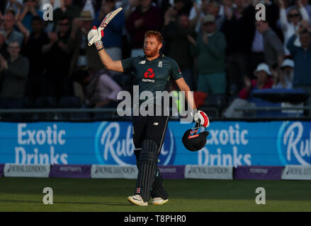 L'Angleterre reconnaît la foule Bairstow Jonny après avoir été rejeté pour 128 au cours de l'International d'une journée à la comté de sol. Banque D'Images