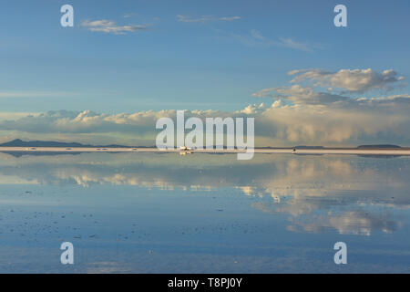 Le plus grand miroir, réflexions sur les salines de la Salar de Uyuni, Bolivie Banque D'Images