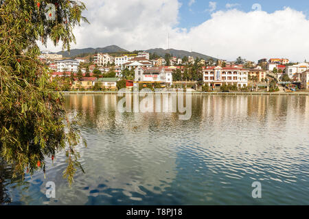 Sapa, Vietnam - 20 novembre 2018 : Vue de la ville de Sapa. Étang dans le parc à l'avant-plan. Banque D'Images