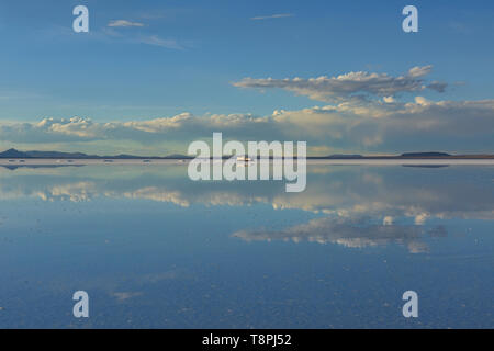 Le plus grand miroir, réflexions sur les salines de la Salar de Uyuni, Bolivie Banque D'Images