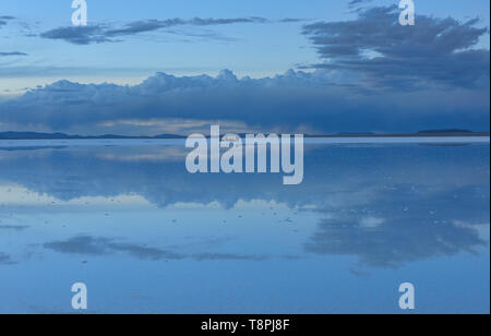 Le plus grand miroir, réflexions sur les salines de la Salar de Uyuni, Bolivie Banque D'Images