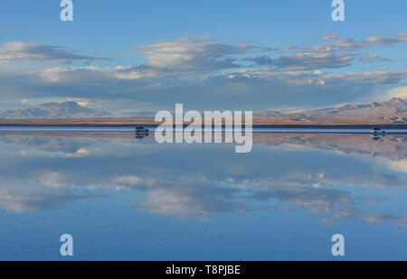 Le plus grand miroir, réflexions sur les salines de la Salar de Uyuni, Bolivie Banque D'Images