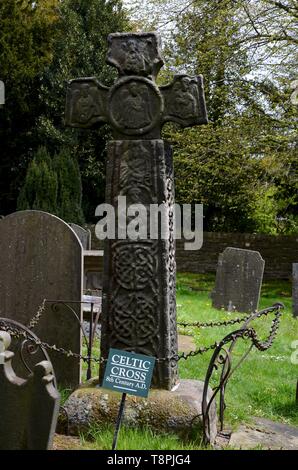 Huitième siècle Croix Celtique en cimetière de l'église paroissiale de St Laurent, la peste Village d'Eyam, Derbyshire, Royaume-Uni. Banque D'Images