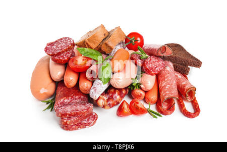 Différents types de saucisses sur fond blanc Banque D'Images
