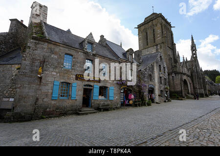 Maisons traditionnelles en pierre avec des volets bleus et des portes dans les conserves de village médiéval de Locronan en Bretagne, France Banque D'Images