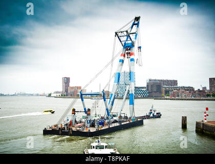 Matador 2 Grande grue flottante non propulsée qui a utilisé le levage de pièces industrielles lourdes, travaillant dans le port de Rotterdam, et des projets d'éoliennes offshore. Banque D'Images