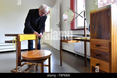 Weimar, Allemagne. 14 mai, 2019. Gerhard Oschmann, architecte, travaille sur une reconstruction détaillée de la table de toilette pour la dame de la place dans la maison am Horn avant la réouverture. Il fait partie de l'héritage culturel de l'Unesco et est la seule architecture Bauhaus réalisé à la Fondation Cité de la célèbre école de design. Avec la maison modèle 'am Horn" à Weimar, les Bauhäusler a montré comment ils ont imaginé la vie moderne en 1923. Maintenant l'édifice restauré seront accessibles aux visiteurs. Crédit : Martin Schutt/dpa-Zentralbild/dpa/Alamy Live News Banque D'Images