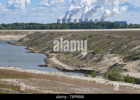 13 mai 2019, le Brandebourg, Cottbus : vue panoramique sur l'ancienne mine de lignite à ciel ouvert. Cottbus-Nord Dans l'arrière-plan, la cuisson à tours de refroidissement de la centrale thermique au lignite de Jänschwalde peut être vu. L'inondation de l'ancienne Cottbus-Nord mine à ciel ouvert a commencé à la mi-avril 2019. L'inondation de la fosse immense est de créer ce qu'on appelle la mer Baltique. Selon la compagnie d'énergie Lausitz Energie Bergbau AG (LEAG), l'opérateur, l'eau est de circuler de la Spree via l'Hammergraben dans la fosse à ciel ouvert - un total d'environ 45 millions de mètres cubes par an. L'immense lac artificiel aura un w Banque D'Images