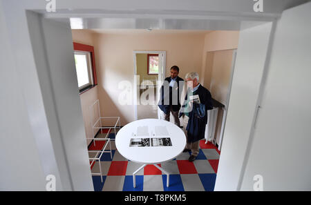 Weimar, Allemagne. 14 mai, 2019. Avant la réouverture il y a un vestibule entre la cuisine et la salle de séjour dans la maison am Horn. Il fait partie de l'héritage culturel de l'Unesco et est la seule architecture Bauhaus réalisé à la Fondation Cité de la célèbre école de design. Avec la maison modèle 'am Horn" à Weimar, les Bauhäusler a montré comment ils ont imaginé la vie moderne en 1923. Maintenant l'édifice restauré seront accessibles aux visiteurs. Crédit : Martin Schutt/dpa-Zentralbild/dpa/Alamy Live News Banque D'Images