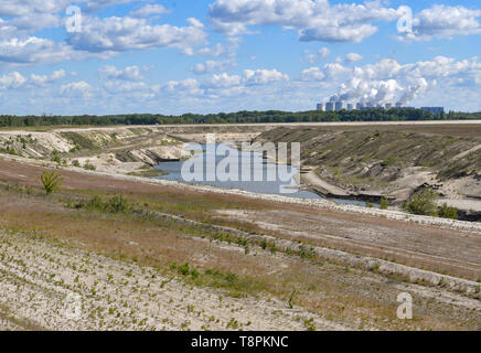 13 mai 2019, le Brandebourg, Cottbus : vue panoramique sur l'ancienne mine de lignite à ciel ouvert. Cottbus-Nord L'inondation de l'ancienne Cottbus-Nord mine à ciel ouvert a commencé à la mi-avril 2019. L'inondation de la fosse immense est de créer ce qu'on appelle la mer Baltique. Selon la compagnie d'énergie Lausitz Energie Bergbau AG (LEAG), l'opérateur, l'eau est de circuler de la Spree via l'Hammergraben dans la fosse à ciel ouvert - un total d'environ 45 millions de mètres cubes par an. L'immense lac artificiel aura une surface de l'eau de près de 19 kilomètres carrés. En 2025, selon l'eau LEAG, aura atteint le Banque D'Images