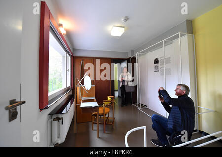 Weimar, Allemagne. 14 mai, 2019. Avant la réouverture de la Lady's room peut être vu dans la maison am Horn. Il fait partie de l'héritage culturel de l'Unesco et est la seule architecture Bauhaus réalisé à la Fondation Cité de la célèbre école de design. Avec la maison modèle 'am Horn" à Weimar, les Bauhäusler a montré comment ils ont imaginé la vie moderne en 1923. Maintenant l'édifice restauré seront accessibles aux visiteurs. Crédit : Martin Schutt/dpa-Zentralbild/dpa/Alamy Live News Banque D'Images