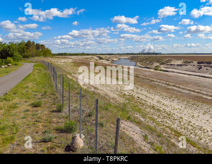 13 mai 2019, le Brandebourg, Cottbus : vue panoramique sur l'ancienne mine de lignite à ciel ouvert. Cottbus-Nord L'inondation de l'ancienne Cottbus-Nord mine à ciel ouvert a commencé à la mi-avril 2019. L'inondation de la fosse immense est de créer ce qu'on appelle la mer Baltique. Selon la compagnie d'énergie Lausitz Energie Bergbau AG (LEAG), l'opérateur, l'eau est de circuler de la Spree via l'Hammergraben dans la fosse à ciel ouvert - un total d'environ 45 millions de mètres cubes par an. L'immense lac artificiel aura une surface de l'eau de près de 19 kilomètres carrés. En 2025, selon l'eau LEAG, aura atteint le Banque D'Images