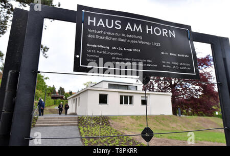 Weimar, Allemagne. 14 mai, 2019. La maison am Horn peut être vu avant la réouverture. Il fait partie de l'héritage culturel de l'Unesco et est la seule architecture Bauhaus réalisé à la Fondation Cité de la célèbre école de design. Avec la maison modèle 'am Horn" à Weimar, les Bauhäusler a montré comment ils ont imaginé la vie moderne en 1923. Maintenant l'édifice restauré seront accessibles aux visiteurs. Crédit : Martin Schutt/dpa-Zentralbild/dpa/Alamy Live News Banque D'Images