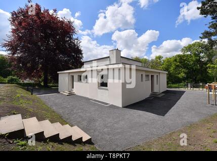 Weimar, Allemagne. 14 mai, 2019. La maison am Horn peut être vu avant la réouverture. Il fait partie de l'héritage culturel de l'Unesco et est la seule architecture Bauhaus réalisé à la Fondation Cité de la célèbre école de design. Avec la maison modèle 'am Horn" à Weimar, les Bauhäusler a montré comment ils ont imaginé la vie moderne en 1923. Maintenant l'édifice restauré seront accessibles aux visiteurs. Crédit : Martin Schutt/dpa-Zentralbild/dpa/Alamy Live News Banque D'Images