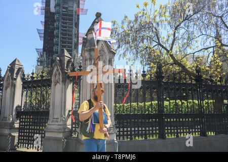 Londres, Royaume-Uni. 14 mai, 2019. Un Brexit Pro manifestant porte un grand crucifix en bois à l'extérieur du Parlement que le parti conservateur fait face à la perspective d'une défaite aux élections européennes o 23 mai Crédit : amer ghazzal/Alamy Live News Banque D'Images