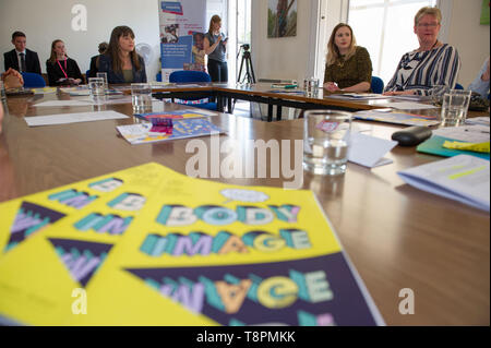 Edinburgh, Royaume-Uni. 14 mai 2019. Le ministre de la santé mentale, Clare Haughey, rejoint Girlguiding Scotland membres lors de Girlguiding HQ pour discuter de l'impact de l'image corporelle sur la santé mentale et le bien-être. Mme Haughey annonce le mandat du nouveau Comité consultatif du Groupe de travail sur l'image du corps MEntal, qui permettra d'identifier des mesures pour améliorer l'aide aux jeunes. Le ministre rencontre avec Girlguides de tous âges pour discuter de leur expérience de l'image du corps et comment cela peut affecter leur santé mentale, et sur tous les autres pressions qui les touchent. Crédit : Colin Fisher/Alamy Live News. Banque D'Images