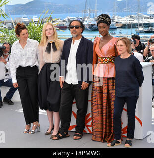 Cannes, France. 14 mai, 2019. Alice Rohrwacher, Elle Fanning, Alejandro Gonzalez Inarritu, Maimouna NÕDiaye & Kelly Reichardt à une séance de photos pour le Jury du 72e Festival de Cannes. Crédit : Paul Smith/Alamy Live News Banque D'Images