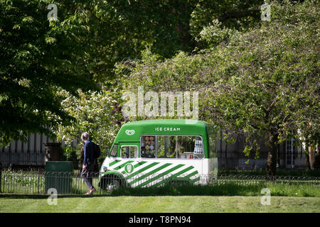 Westminster, London, UK. 14 mai 2019. Un traditionnel ice cream van se prépare pour les clients à St James's Park un jour de soleil dans le centre de Londres. Credit : Malcolm Park/Alamy Live News. Banque D'Images