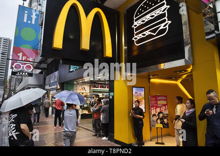 Hong Kong, Chine. 8 mai, 2019. Les piétons vu en passant devant un restaurant fast-food McDonald's dans la chaîne de Mong Kok, Hong Kong. Budrul Chukrut Crédit : SOPA/Images/ZUMA/Alamy Fil Live News Banque D'Images