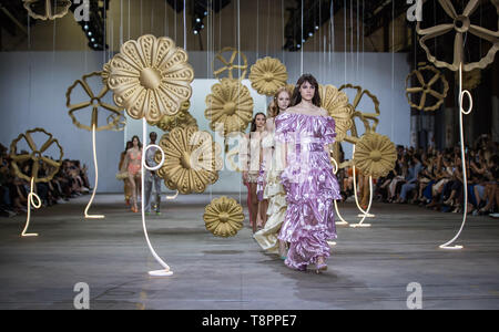 Sydney, Australie. 14 mai, 2019. Présenter les modèles creations by Alice McCall pendant la Semaine de la mode l'Australie à Sydney, Australie, le 14 mai 2019. Credit : Zhu Jingyun Business/Xinhua/Alamy Live News Banque D'Images